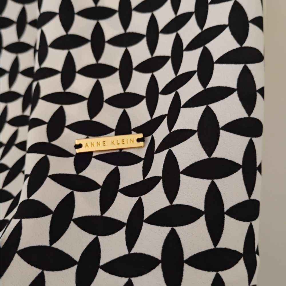 Ann Klein Black and White Fitted Graphic Blouse. Size 2X - Picture 5 of 12